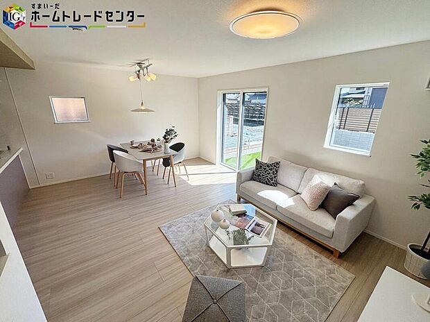【リビング】
大きな窓のあるリビングは、陽光あふれる明るい空間です♪居心地良く、ご家族皆がゆったり寛げる憩いの空間となりそうです♪