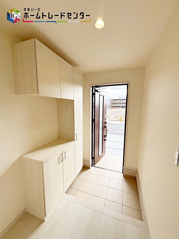 【玄関】【玄関】
ガラススリットの入った玄関ドアは室内に光を届けてくれる大事な存在です☆ウッドテイストの玄関ドアがお洒落です。