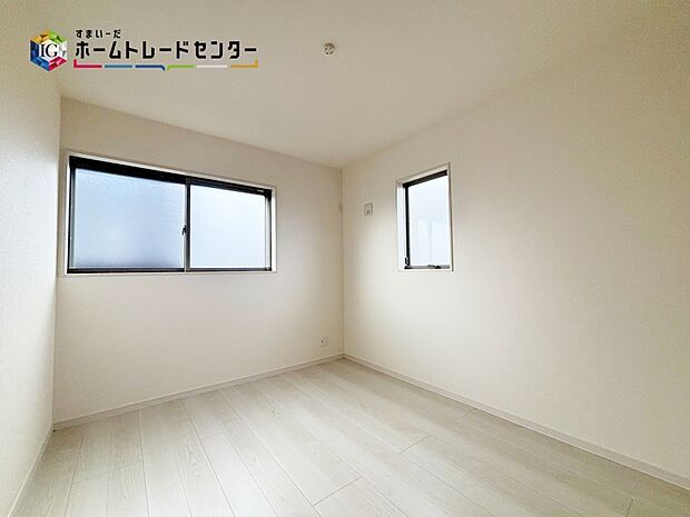 【主寝室】【主寝室】
心地良い風を感じられる全居室2面採光!風通しがよく効果的に空気の入れ替えができます。充分な広さの収納を備え、採光良好な洋室は、快適空間。プライベートの時間もゆったりお寛ぎ頂けそうです。