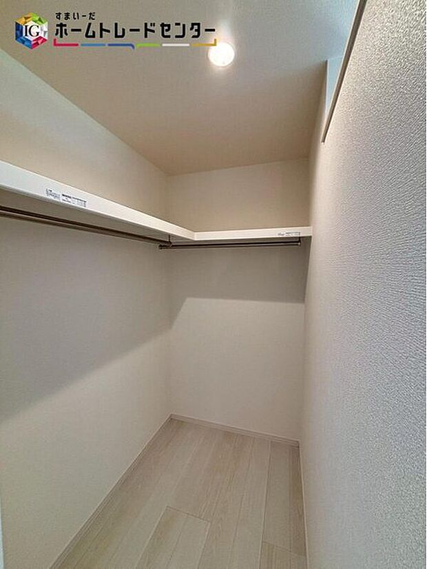 【収納】コートハンガー付きのウォークインクローゼット。洋服タンスをしまえるくらいの大きさなので、すっきりとした室内に。