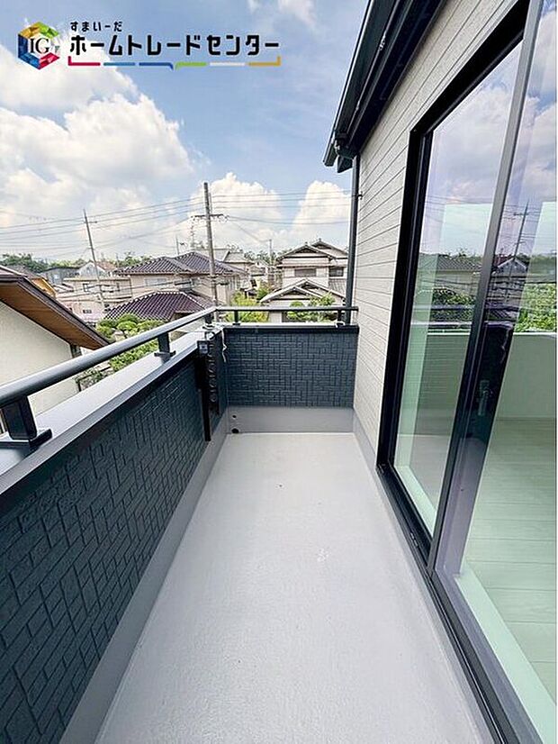 【【バルコニー】】広々としたバルコニーならシーツなど大きな洗濯物もらくらく干せます。観葉植物を置いたり、料理に使えるハーブを育てたり、ガーデンニングを楽しむスペースも十分。