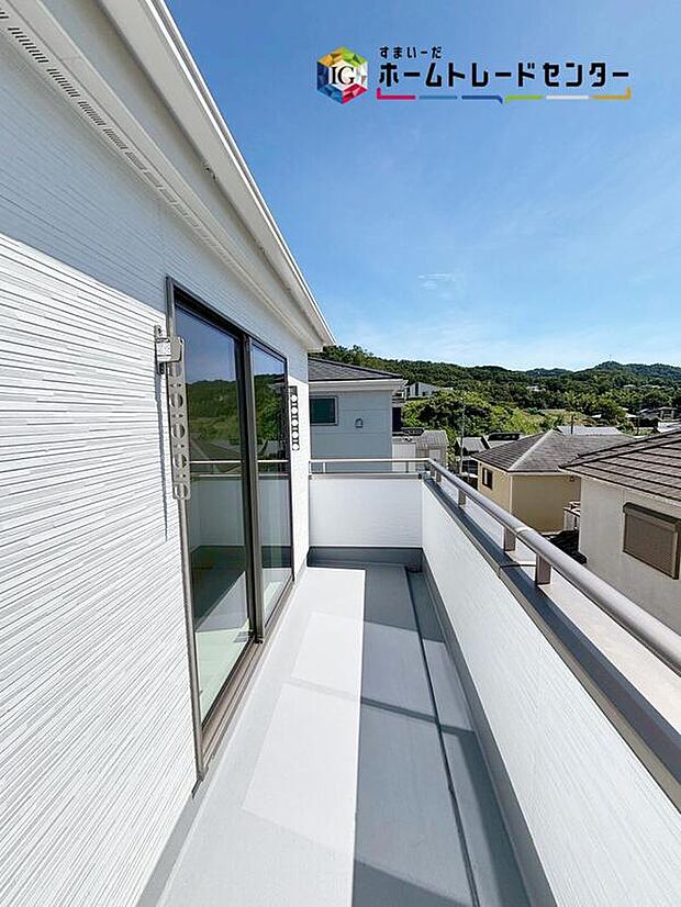 【バルコニー】広々としたバルコニーならシーツなど大きな洗濯物もらくらく干せます。観葉植物を置いたり、料理に使えるハーブを育てたり、ガーデンニングを楽しむスペースも十分。