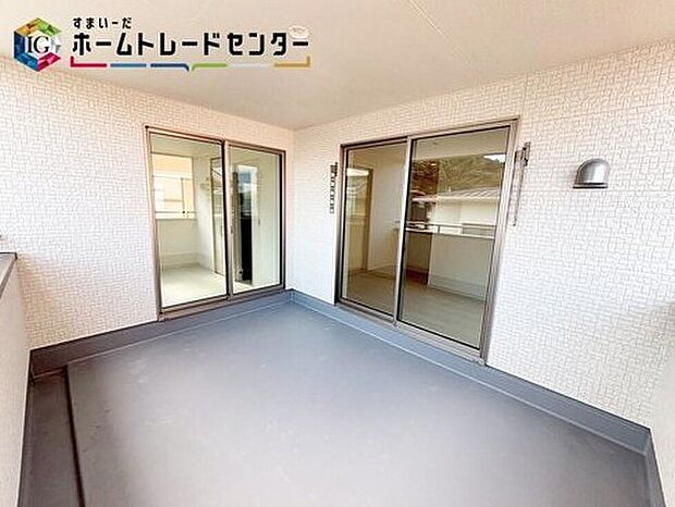 【バルコニー】インナーバルコニーは２部屋より出られて便利♪洗濯物をお手伝いしたり、夜には家族で星を眺めたり♪家族のつながりを強めてくれるバルコニーです♪