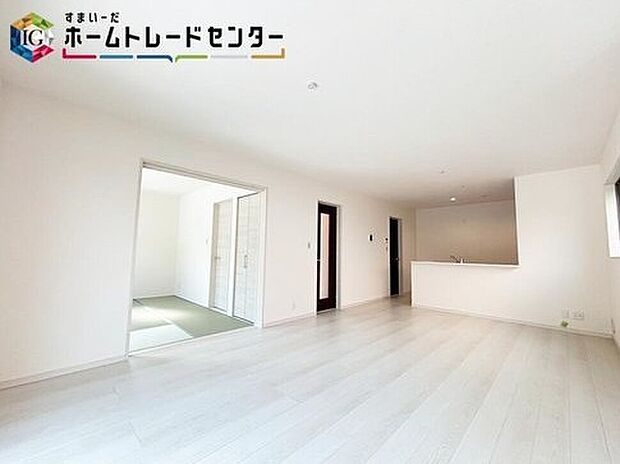 【リビング】広々としたLDKに、自分好みのインテリアでレイアウト。季節ごとに模様替えなども、楽しみの一つとなりそうです♪