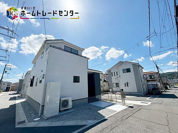 【前面道路含む現地写真】※3号棟　　　　　　　　　　　　　　　　　　　　　　　　　　各棟、個性を持たせたカラーバリエーション♪きっと、お好みのお住まいが見つかります♪さまざまな設備や間取り、住み心地を現地でご確認ください♪