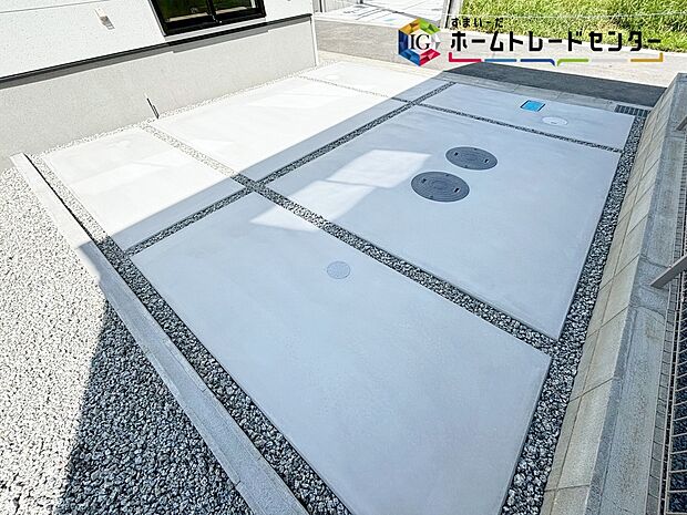 【駐車場】カースペースは嬉しいコンクリート仕上げとなっております。雨の日も足元を気にせず外出できます。自転車を置く際も快適です。