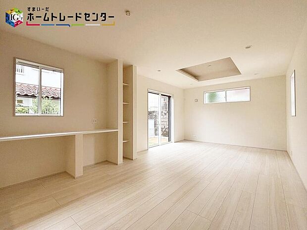 【【リビング】】広々としたLDKに、自分好みのインテリアでレイアウト♪カウンター&棚付きです!季節ごとに模様替えなども、楽しみの一つとなりそうです♪