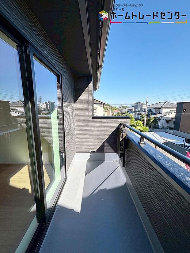 【バルコニー】広々としたバルコニーならシーツなど大きな洗濯物もらくらく干せます。観葉植物を置いたり、料理に使えるハーブを育てたり、ガーデンニングを楽しむスペースも十分。