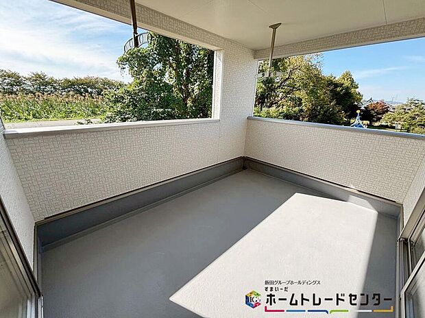 【【インナーバルコニー】】南側に設置されたインナーバルコニー。心地よい陽射しや暖かな風を楽しむことが出来ます。晴れた日にはたっぷりの洗濯物や布団を干せます！