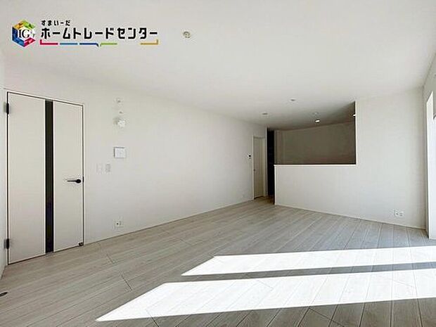 【 リビング】広々としたLDKに、自分好みのインテリアでレイアウト。季節ごとに模様替えなども、楽しみの一つとなりそうです。