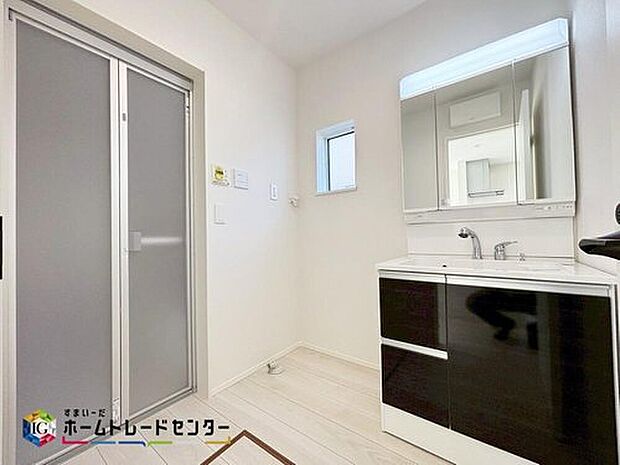 【洗面所】白を基調とした爽やかなサニタリースペース。清潔感のある快適空間です。毎日の身支度も気持ち良くお使い頂けます。