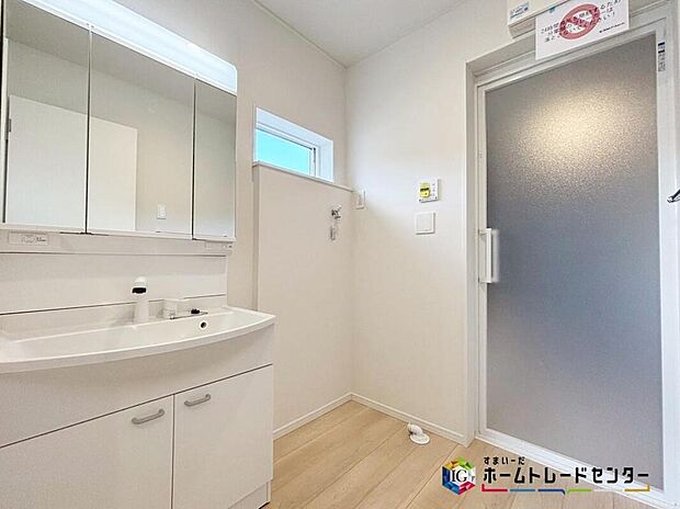 【【洗面所】】女性にはうれしい3面鏡化粧台。鏡の裏が収納になっている機能的なタイプです。ちょっとした生活用品等もすっきりと片付きますね♪朝シャンも手軽に出来ます。