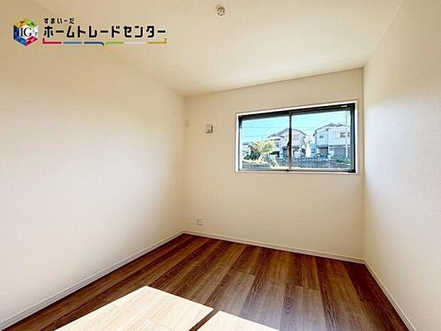 【【居室】】お陽さまの光をさわやかな風をたっぷりとりこめます。室内はいつも明るい印象なので気持ちの良い朝を迎えられます。毎日の生活も明るくなりそうです♪

