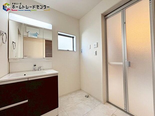 【【洗面所】】白を基調とした爽やかなサニタリースペース。清潔感のある快適空間です。毎日の身支度も気持ち良くお使い頂けます♪

