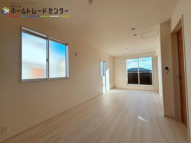 【リビング以外の居室】【間仕切り壁採用の居室】
約10.5帖の洋室は、お子様の成長等に合わせてフレキシブルに対応可能な2ドア1ルームです。その時の暮らしに合わせた間取りで気持ちよく暮らせます!