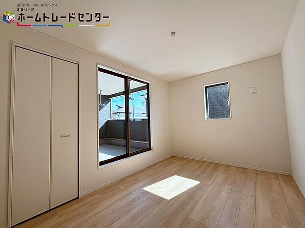 【リビング以外の居室】バルコニーに面した主寝室には、大きな窓を用意しております。暖かい日差し差し込む快適空間となっております。