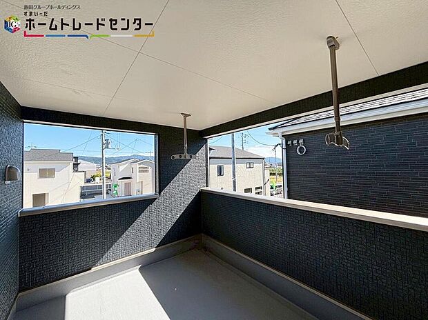 【バルコニー】広々としたインナーバルコニーならシーツなど大きな洗濯物もらくらく干せます。観葉植物を置いたり、料理に使えるハーブを育てたり、ガーデンニングを楽しむスペースも十分。