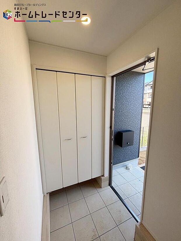 【玄関】ガラススリットの入った玄関ドアは室内に光を届けてくれる大事な存在です☆ウッドテイストの玄関ドアがお洒落です。