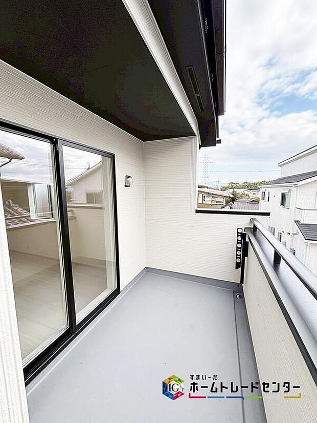 【バルコニー】南側に設置されたバルコニー♪心地よい陽射しや暖かな風を楽しむことが出来ます。晴れた日にはたっぷりの洗濯物や布団を干せます♪