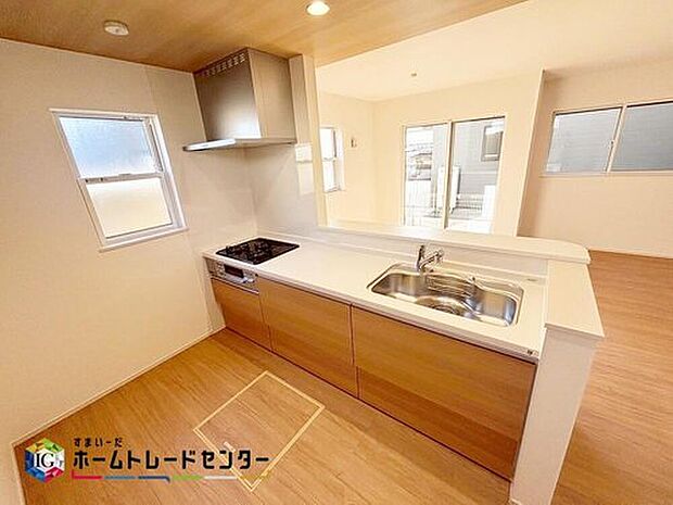 【【システムキッチン】】見栄えもよくお手入れもスムーズに出来ます。豊富な収納力もございますので、キッチンスペースをスッキリとお使い頂けそうです。

