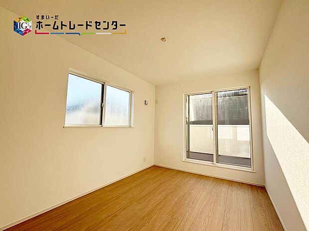 【【リビング以外の居室】】2面採光を確保した明るい室内は、風通しも良く、大変居心地の良い空間となっております。爽やかな風を感じて起きる朝は、快適生活の始まりに！