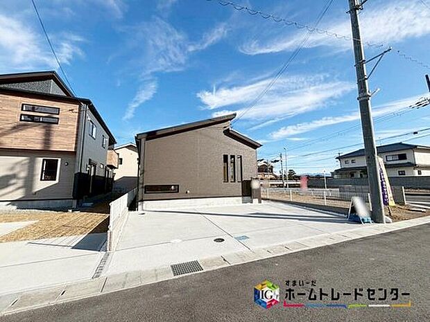 【前面道路含む現地写真】54坪超えの開放感溢れるお住まいです。各お部屋の窓からたくさんの陽射しを採り込み、明るく心地よい空間を演出します。ぜひお問い合わせください。
