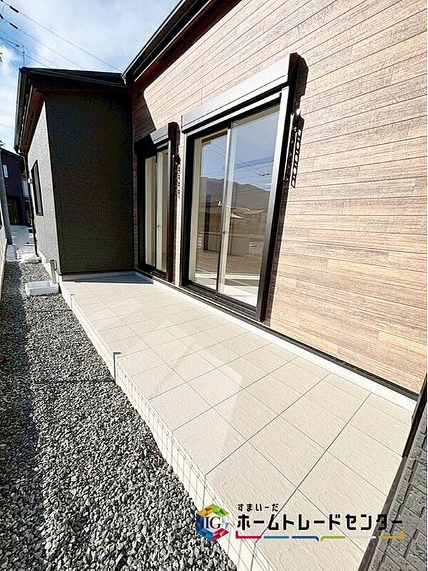 【庭】２号棟にはお庭があり、お子様の遊び場やガーデニングなどを楽しめます。道路に面していないので、プライバシーが守られやすくなっております。