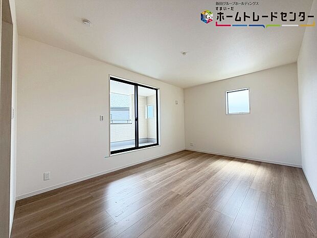 【【居室】】ご家族が集う空間と、個の時間を大切にする居室をしっかり分け合えるプラン♪窓が大きく常に明るい洋室♪日中の電気使用がないので、家計にも助かります♪