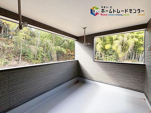 【【インナーバルコニー】】南側に配されたインナーバルコニーは、広々。暖かい陽光たっぷり降りそそぎ、洗濯や布団干しも快適です。太陽の香り薫る布団に包まれて心地良く眠れそうです。