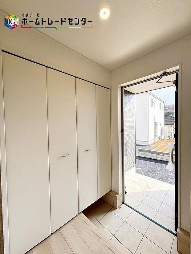 【【玄関】】※3号棟
ご家族が増えると靴の数も増えますね。扉を閉めてしまえば玄関もすっきりとした印象に。年末年始の来客が増える時期にも嬉しい玄関収納です。