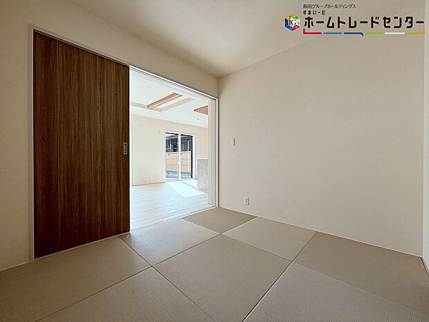 【リビング以外の居室】２WAYに使える和室。戸を開ければリビングと一体に。閉じれば独立した洋室に。お客様の宿泊にも対応できる頼もしい空間です。