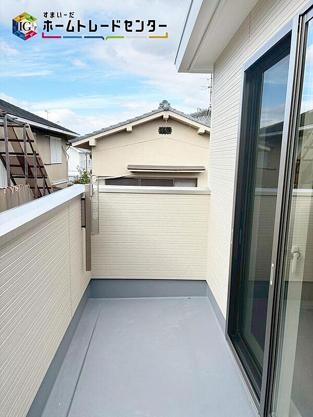 【【バルコニー】】バルコニーは洗濯物を干すだけのスペースではありません！広々としたバルコニーならシーツなど大きな洗濯物もらくらく干せます。