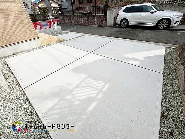 【【駐車場】】嬉しいコンクリート仕上げのカースペース。雨の日も足元を気にせず外出できます。