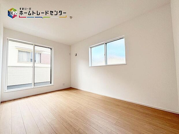 【【居室】】バルコニーに面した主寝室には、大きな窓を用意しております。暖かい日差し差し込む快適空間となっております。