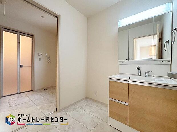 【【洗面所】】白を基調とした爽やかなサニタリースペース。清潔感のある快適空間です。毎日の身支度も気持ち良くお使い頂けます♪