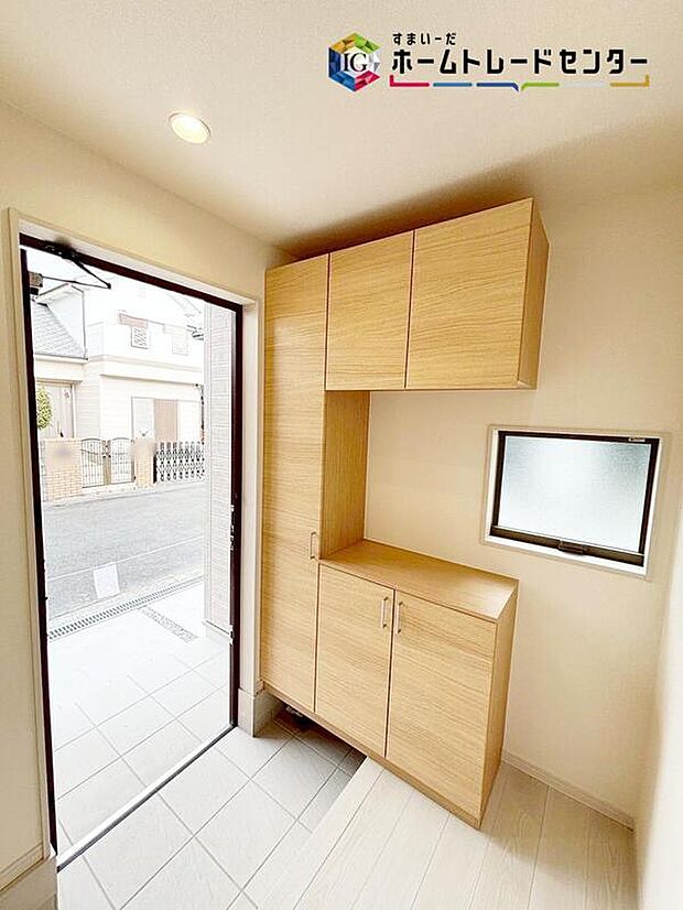 【【玄関】※2号棟】ご家族が増えると靴の数も増えますね。扉を閉めてしまえば玄関もすっきりとした印象に。年末年始の来客が増える時期にも嬉しい玄関収納です♪