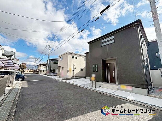 【【前面道路含む現地写真】※1号棟側から】現地ご案内致します！周辺環境も併せてご確認頂けますので、お気軽にお問い合わせください♪