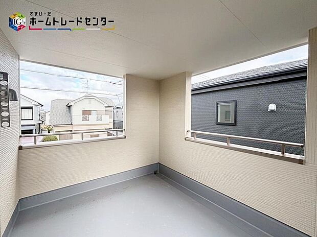 【【インナーバルコニー】】インナーバルコニーでは大きく広がる青空を眺めながら日光浴など、プライバシーを守りながら豊かな時を過ごせます♪