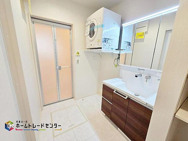 【洗面台・洗面所】ガス式は電気式より乾燥時間が短いため、仕事や家事育児で忙しいご家庭にピッタリです♪さらに高温の温風を当てるため、においを抑えてふわふわの手触りを実感できます♪