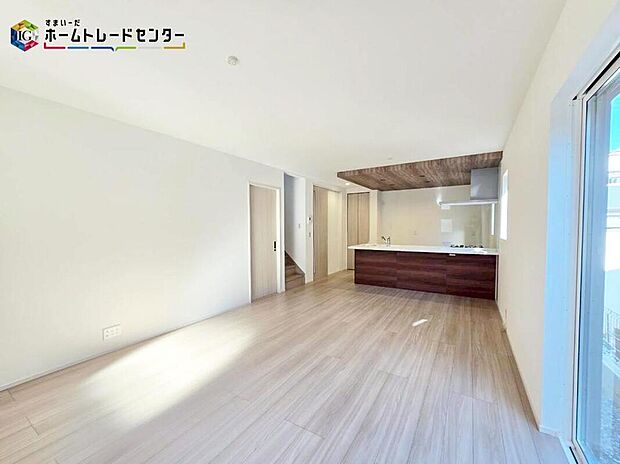 【リビング】ご家族のコミュニケーションを重視した対面式キッチン・リビングイン階段プランです♪開放的な雰囲気のリビング！窓からは心地の良い陽が入ります♪