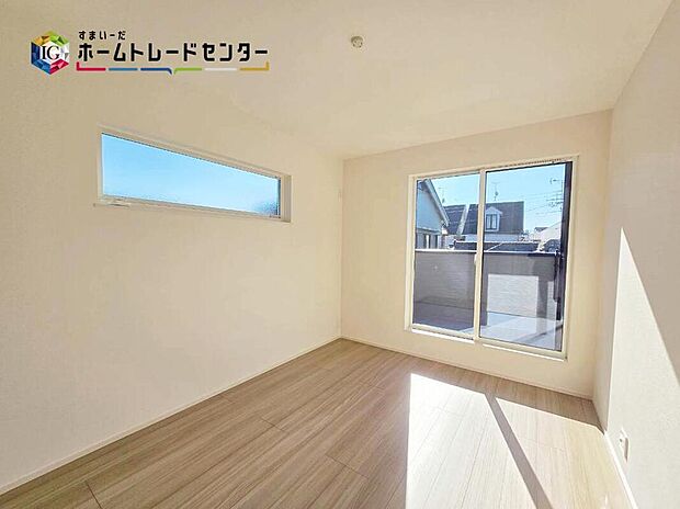 【リビング以外の居室】お陽さまの光をさわやかな風をたっぷりとりこめます♪室内はいつも明るい印象なので気持ちの良い朝を迎えられます。毎日の生活も明るくなりそうです♪