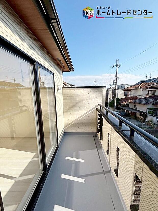 【【バルコニー】】広々としたバルコニーならシーツなど大きな洗濯物もらくらく干せます。バルコニーは2箇所あるので、洗濯用とガーデンニング用など用途を分けてお楽しみいただけます。