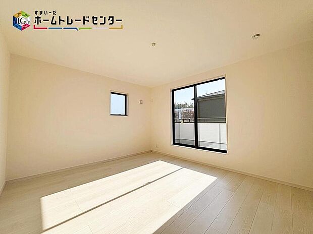 【リビング以外の居室】穏やかな光が差し込む室内には、穏やかな時間が流れますお休日には、落ち着いた空間で自分の趣味を楽しむのはいかがですか♪室内竿掛け付きです♪間取変更が、可能なタイプです♪