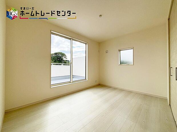 【リビング以外の居室】心地良い風を感じられる２面採光！お陽さまの光ををたっぷりとりこめます♪室内はいつも明るい印象なので気持ちの良い朝を迎えられます♪