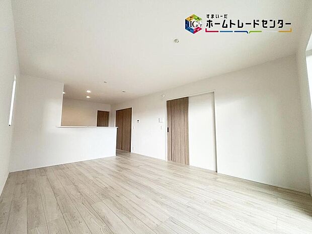 【リビング】広々としたLDKに、自分好みのインテリアでレイアウト♪季節ごとに模様替えなども、楽しみの一つとなりそうです♪贅沢なほどの大空間LDKは家族で過ごす時間が楽しみになりそうです♪