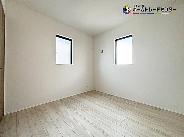 【リビング以外の居室】穏やかな光が差し込む室内には、穏やかな時間が流れます。休日には、落ち着いた空間で自分の趣味を楽しむのはいかがですか。