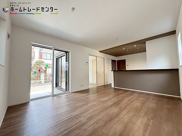 【リビング】【リビング】
大きな窓のあるリビングは、陽光あふれる明るい空間です。居心地良く、ご家族皆がゆったり寛げる憩いの空間となりそうです。