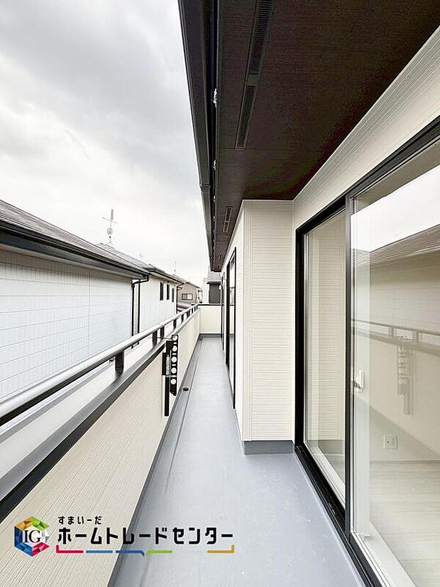 【バルコニー】広々としたバルコニーならシーツなど大きな洗濯物もらくらく干せます。バルコニーは2箇所あるので、洗濯用とガーデンニング用など用途を分けてお楽しみいただけます。