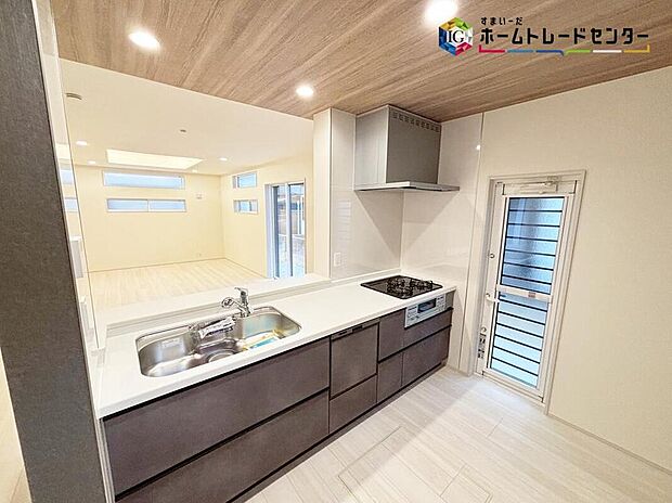 【キッチン】窓付きの明るく爽やかなキッチンスペース。キッチン下の引き出し、壁の可動棚、床下などたっぷり収納で、調理器具や調味料もしっかり片付き、キッチンを広くお使いいただけます。