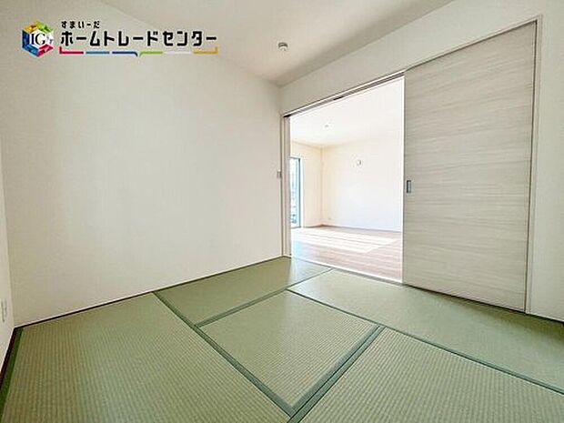 【【和室】】リビング隣の和室は、客間としては勿論、お昼寝スペースや書斎など、多目的にお使い頂けますので、大変便利です♪
